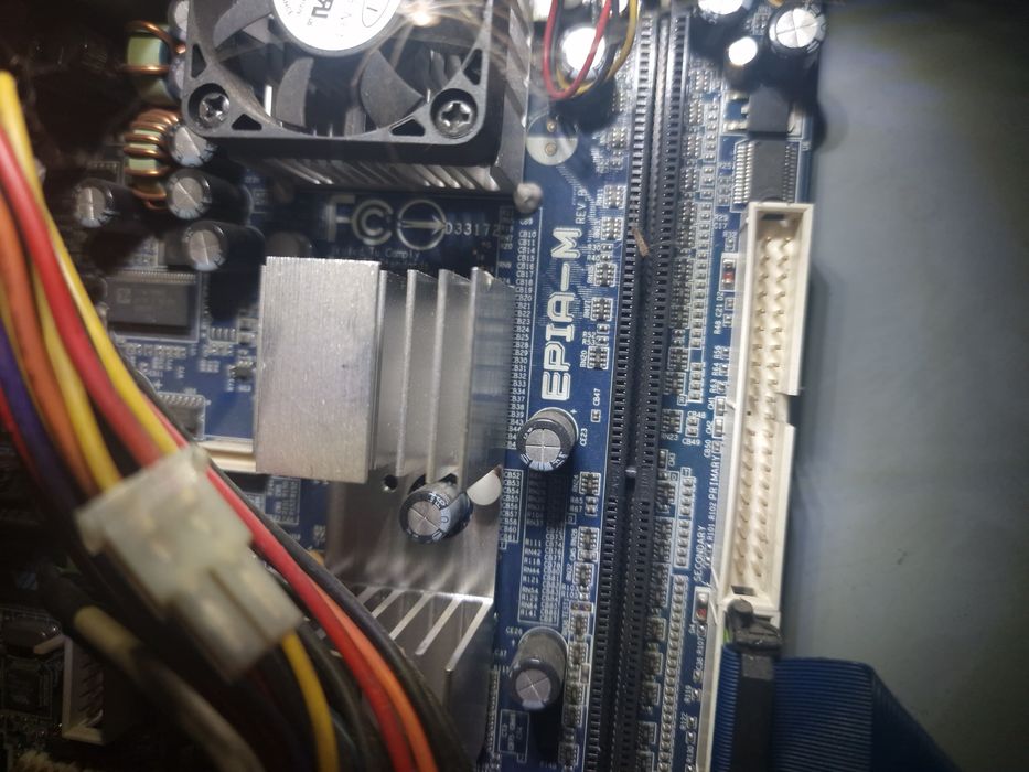 Placa de baza VIA EPIA-M
 EPIA M