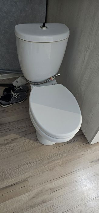 Продам унитаз с бочком бу