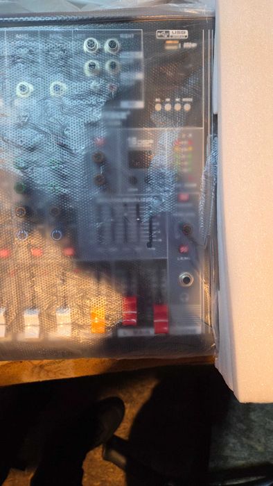 Mixer cu amplificare 4 canale  2 x 450W, , USB, 16 Efecte NOU