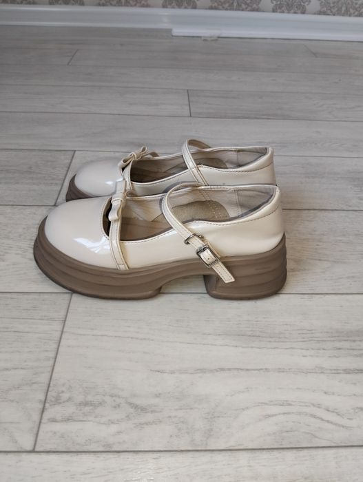 Стильные белые туфли на платформе