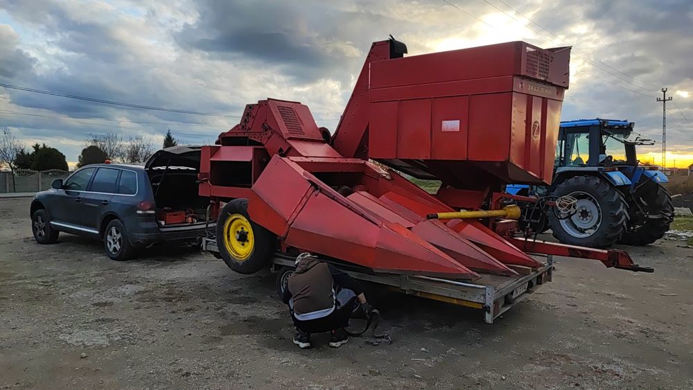 Bandă și mașinărie de cules porumb