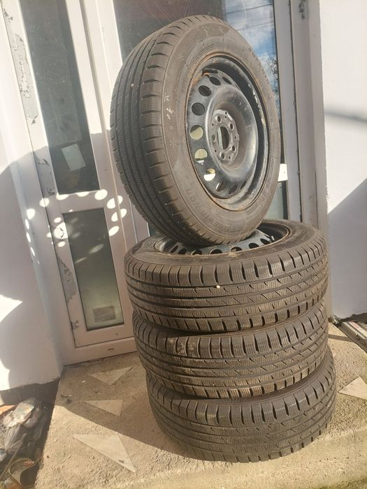 Vând un set de cauciucuri de iarna,195/65/16 C,pentru Vito.1350 lei