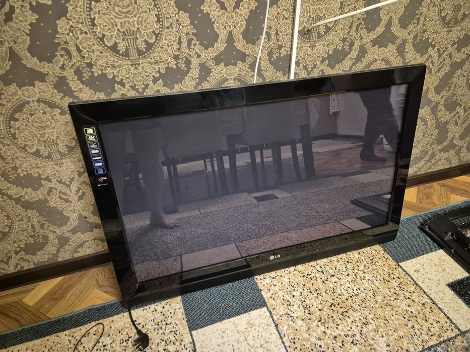 Телевизор LG 106см