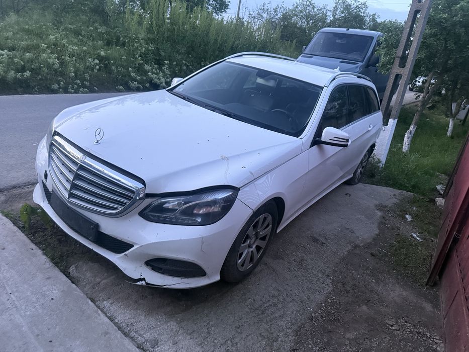 Mercedes E usor avariat