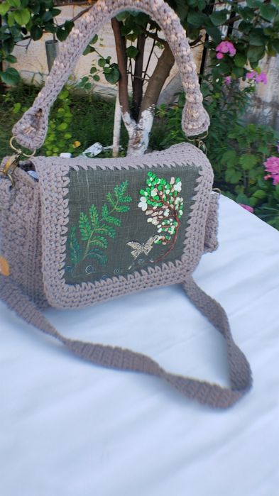 Geantă unicat, croșetată 100% manual, cu panou pictat și broderie 3D