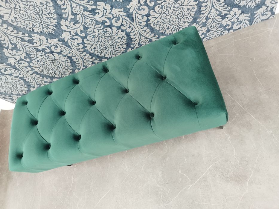 Vând băncuță tapițată Chesterfield din catifea verde