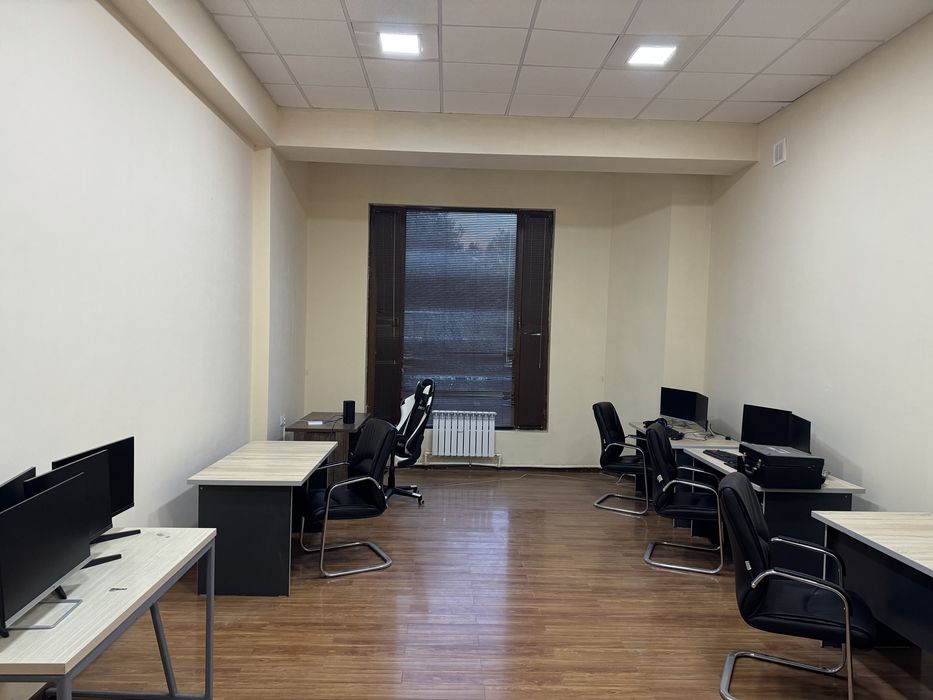 Arendaga o’zimiki  140 kv metr 2 etaj sanuzel 3 hona bo’lingan