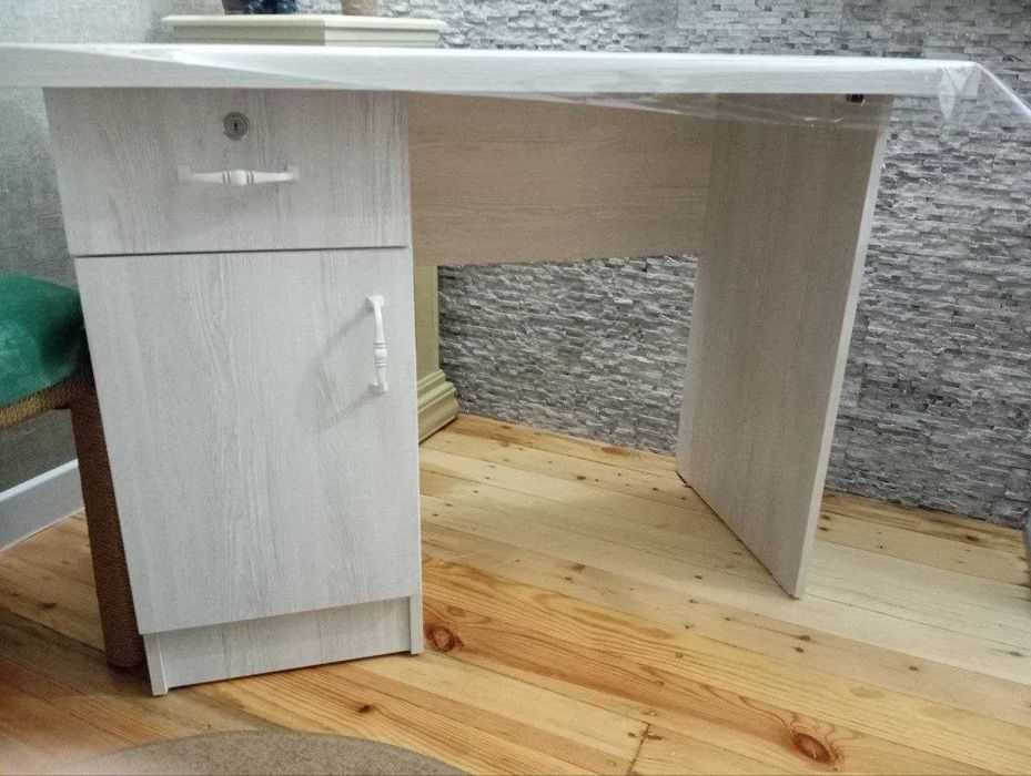 письменный стол. Размер 55 на 110см