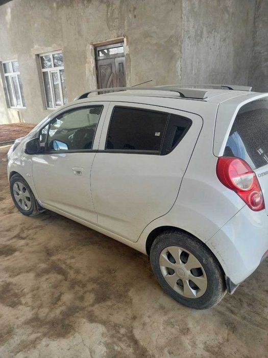 Spark sotiladi. Holati yaxshi.