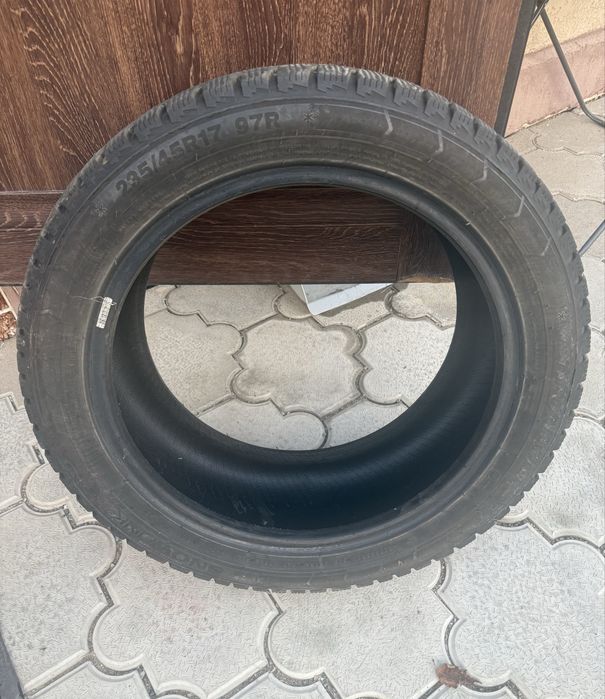 Зимние шины 235/45/17