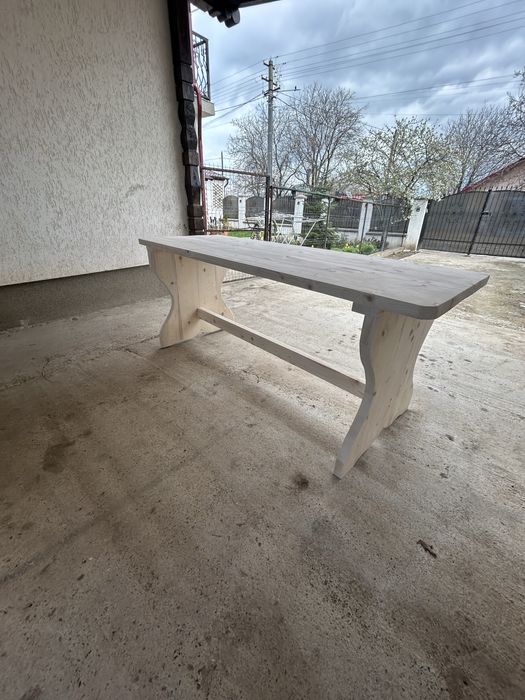 Masă rustică din lemn de brad