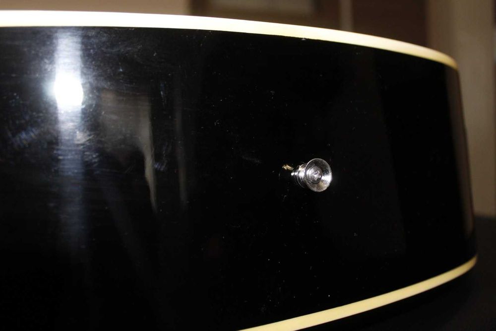 Акустична китара с метални струни