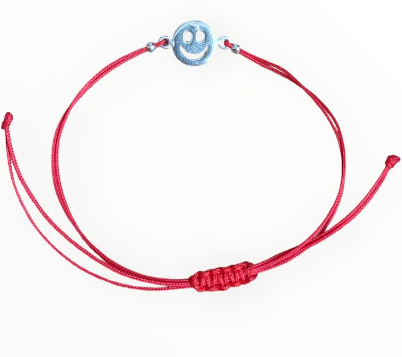 Червен конец със сребърна фигурка