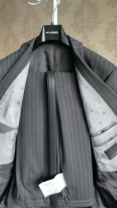 Костюм новый, Roy Robson.