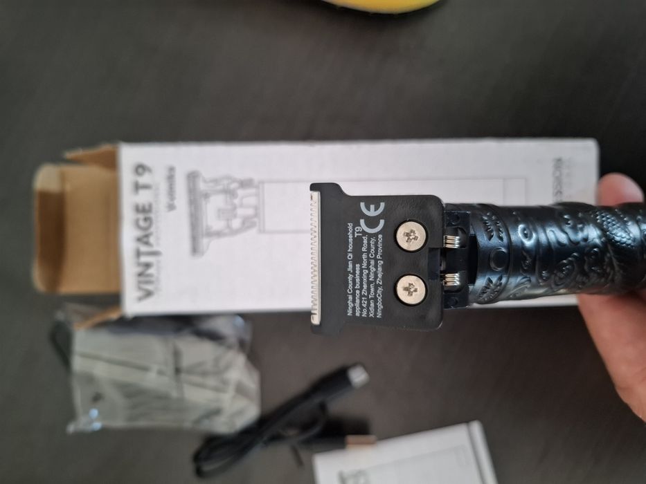 Masina tuns nouă în cutie cu accesorii