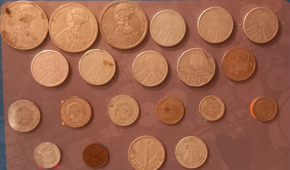 monede vechi și o bacnota