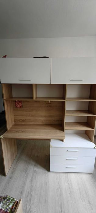 Бюро с чекмеджета и полички. В отлично състояние
