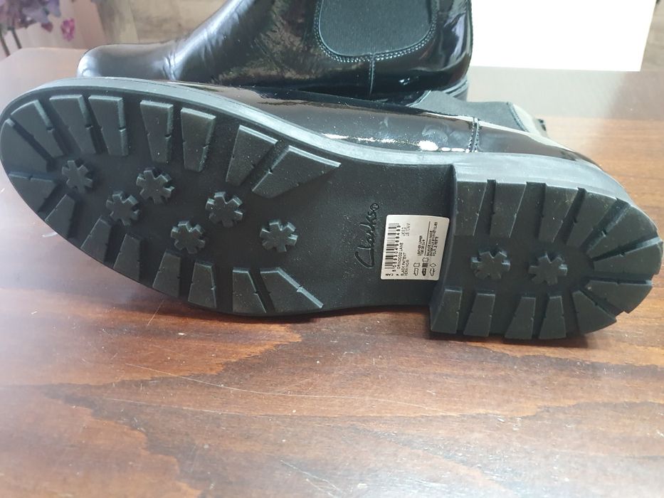 Продават се лачени боти