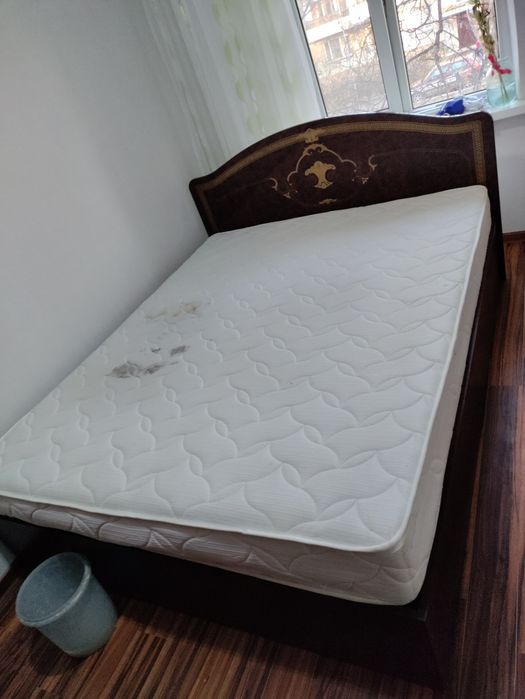 Продам кровать двухместную матрасом