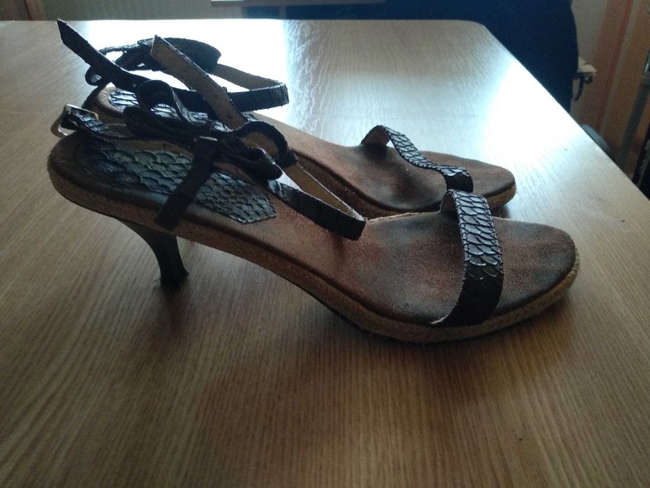 Vând sandale mărimea 41