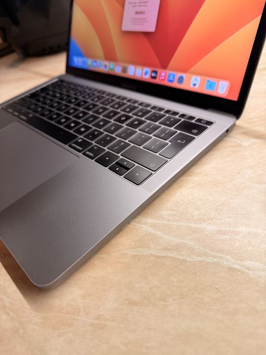 Macbook Pro 13 (16gb Ram 256SSD)