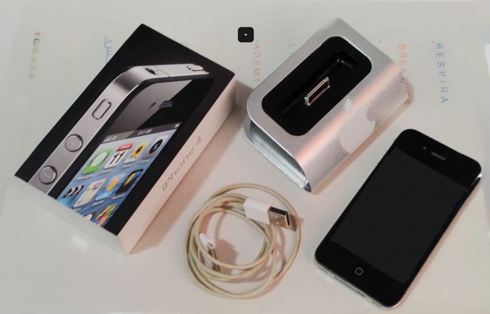 Колекционерски iPhone 4 - КАТО НОВ. (Оригинална алуминиева док станция * ПЪЛЕН КОМПЛЕКТ  Apple, Lifetime: 7h)
