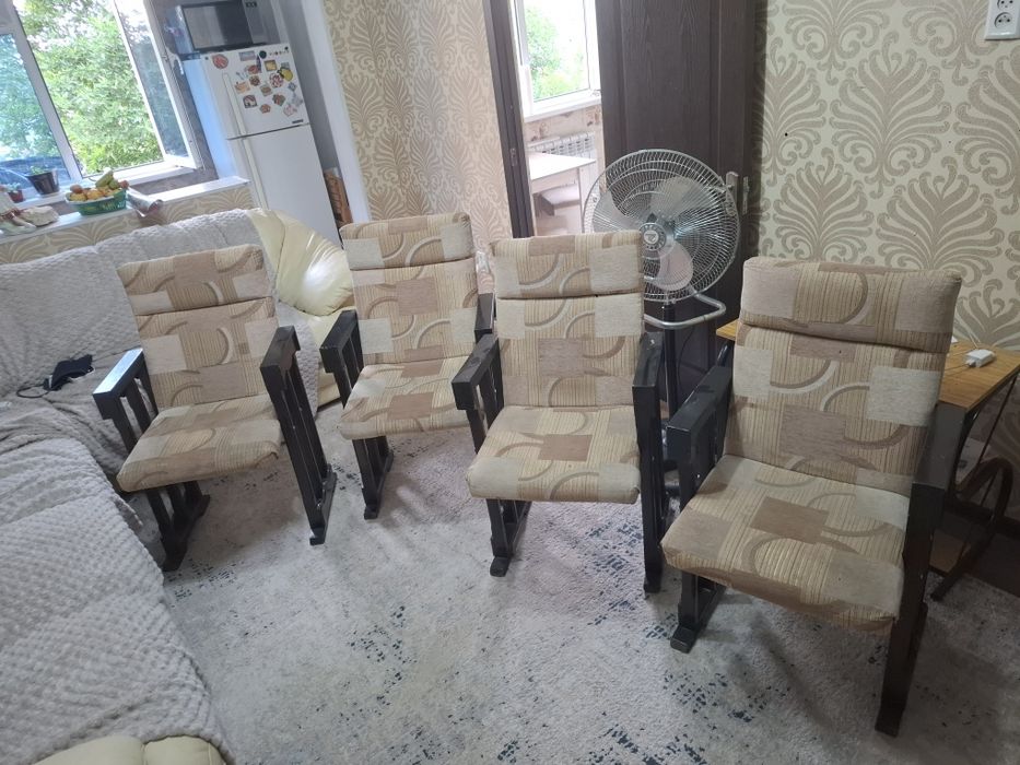 Продам 2 вида стульев 4 кресла стулья 3 обычных стула смотрите на фото