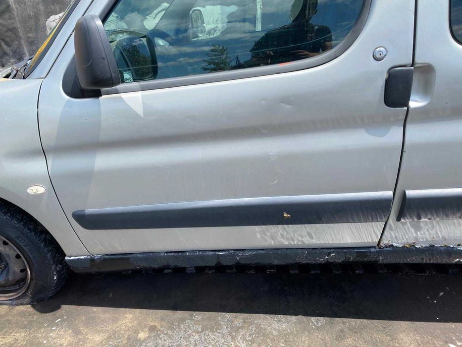 dezmembrez peugeot partner 1.9d cod motor DW8B/haion partner/usa fata