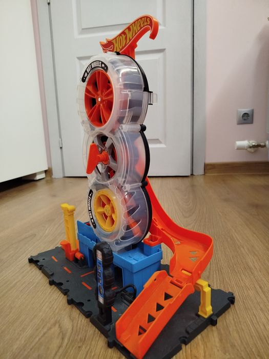 Детска писта Hot Wheels City център за гуми