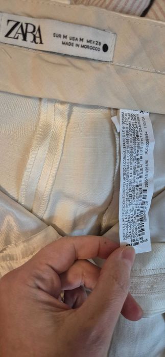 Pantaloni drepti, produs nou cu eticheta