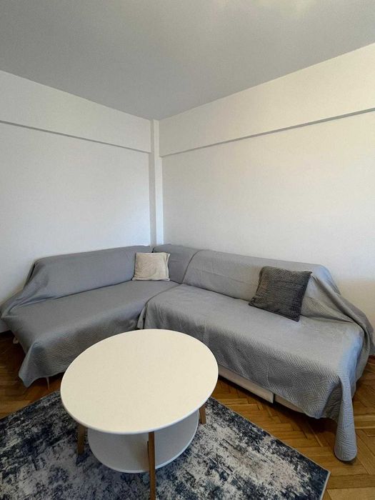 Ofer spre închiriere apartament de 2 camere în spatele Primăriei, în centrul Craiovei