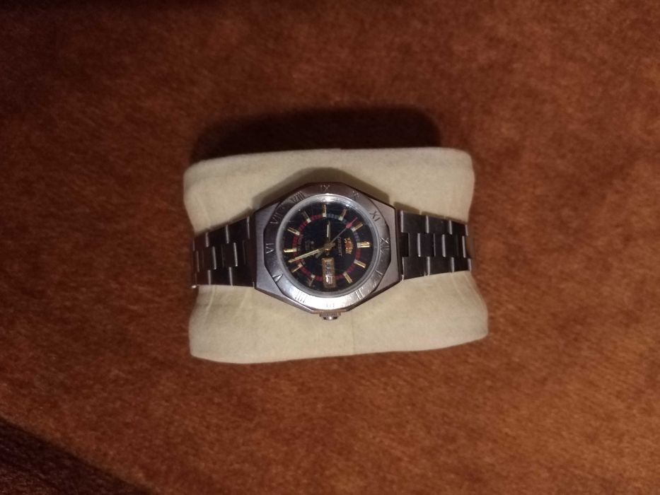 Куфар с 40 механични часовника.