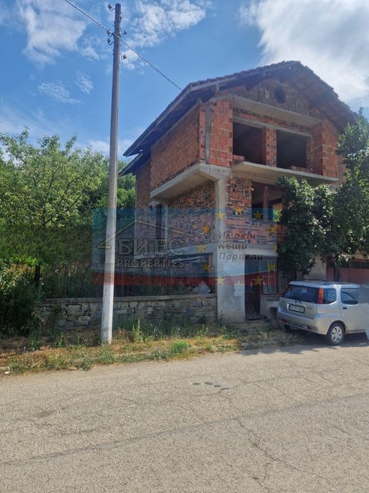 Масивна къща в село Чепино