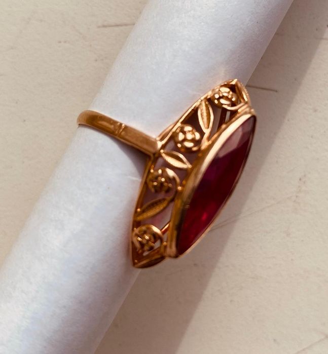 Золотое кольцо с натуральным камнем