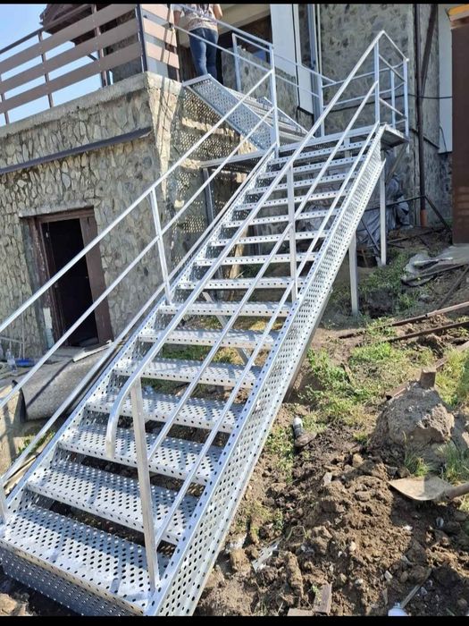 Scări metalice zincate
