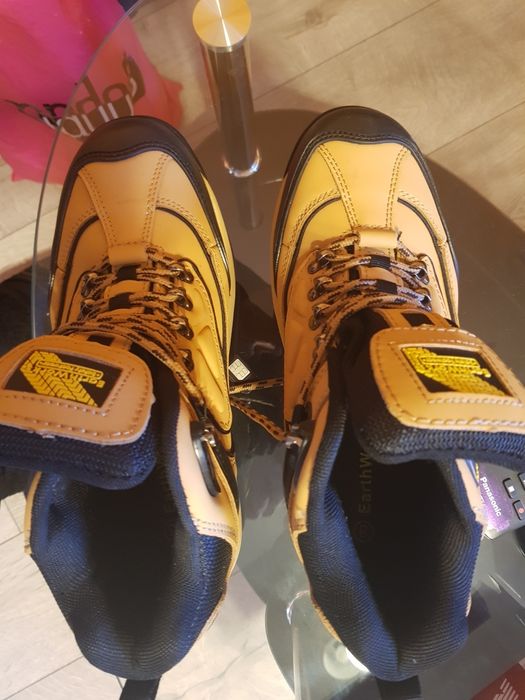 Продавам високи обувки