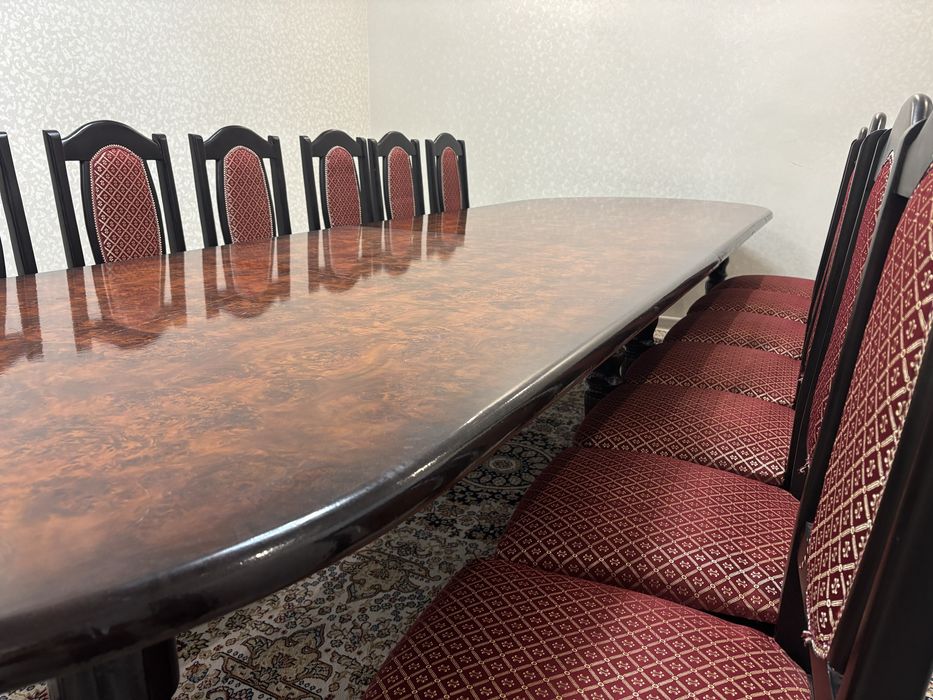 Стол для гостей в комплаекте 12 стульев