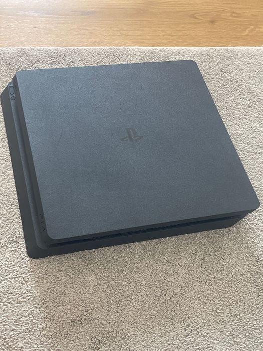 Продавам: PlayStation 4, два джойстика и три игри на Fifa