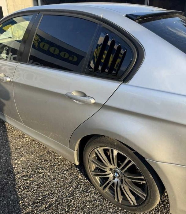 Тунинг Добавка Задни странични стъкла BMW E90– черни и карбон -М Визия