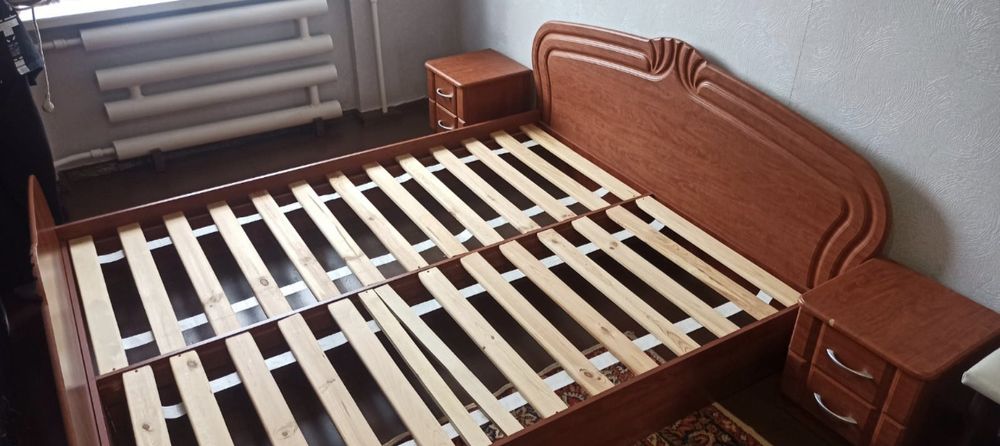 Двуспальная кровать с матрасом