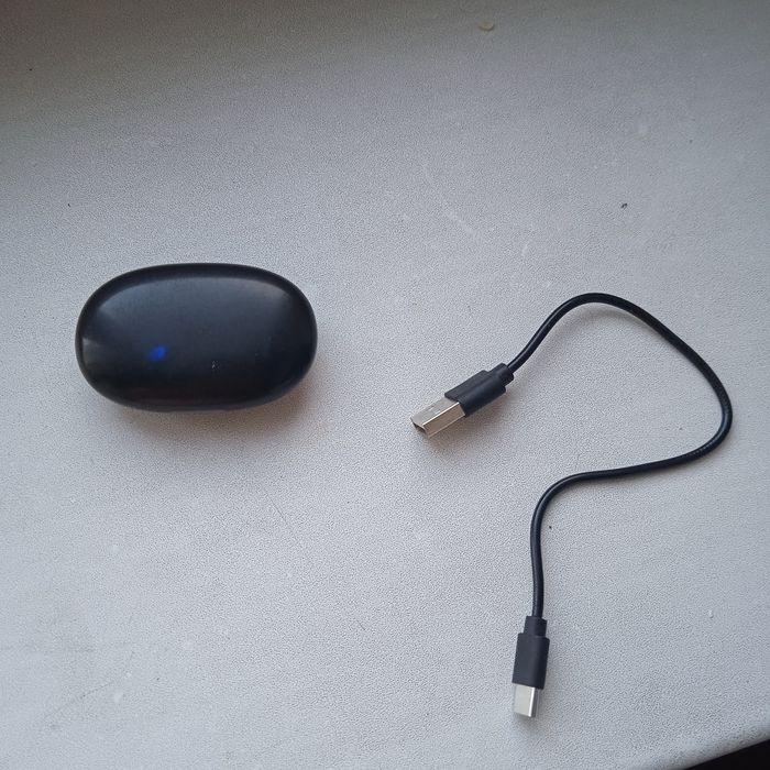 Продам без проводные наушники.