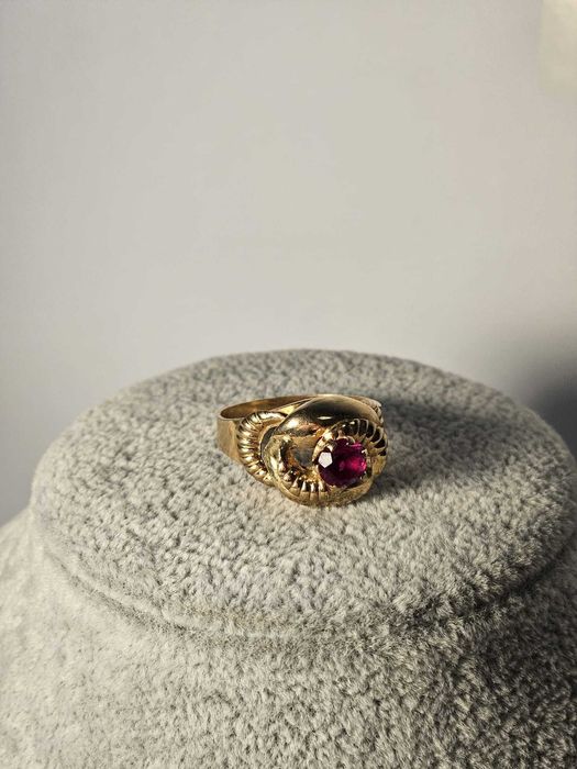 Inel din  aur galben cu piatra rosie 14K, 3.79 grame