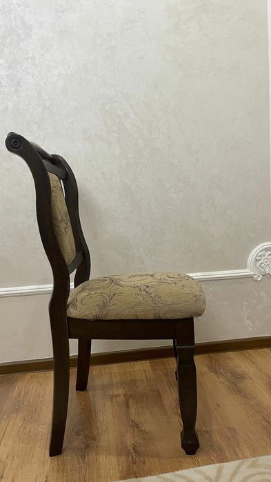 Стол стулья для гостей