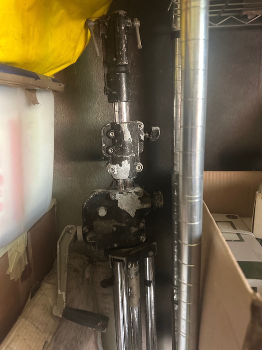 Trepied cu macara manuală pentu boxe lumini etc …