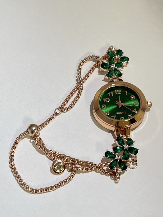 Ceas tip bratara cu design modern