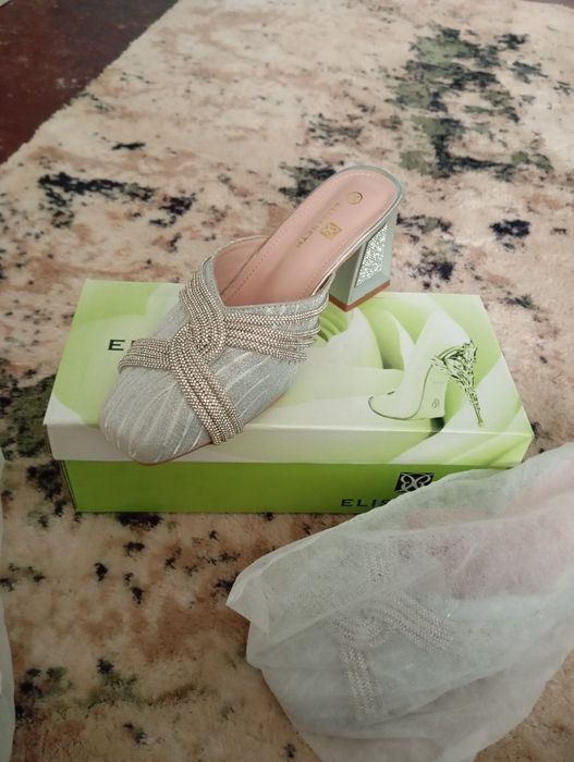 Kelinchaklar oyoq kiyimi sarpo uchun