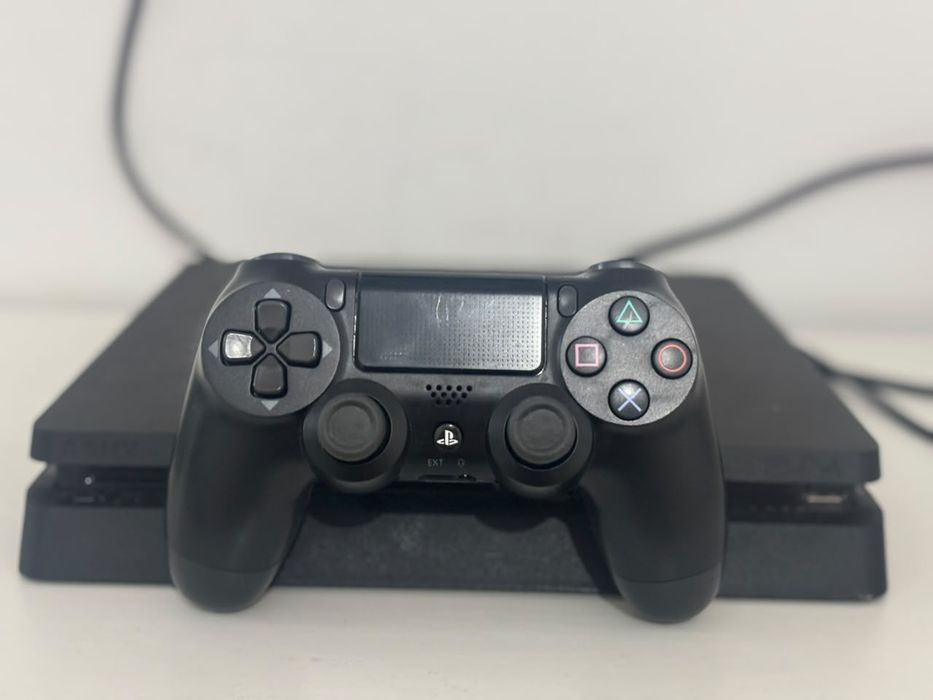 PlayStation 4 Slim 1TB 2 джойстика куча игр