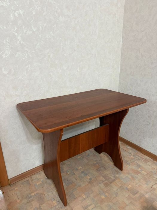 Продам 2 кровати и стол