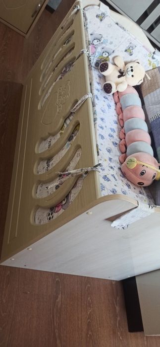 Детский кровать.