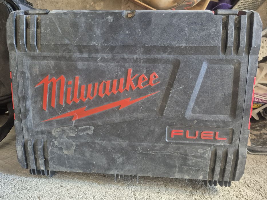 Vând 4 cutii milwaukee